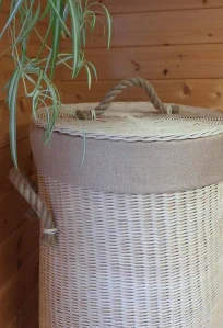 Prádelní koš s provazovým uchem