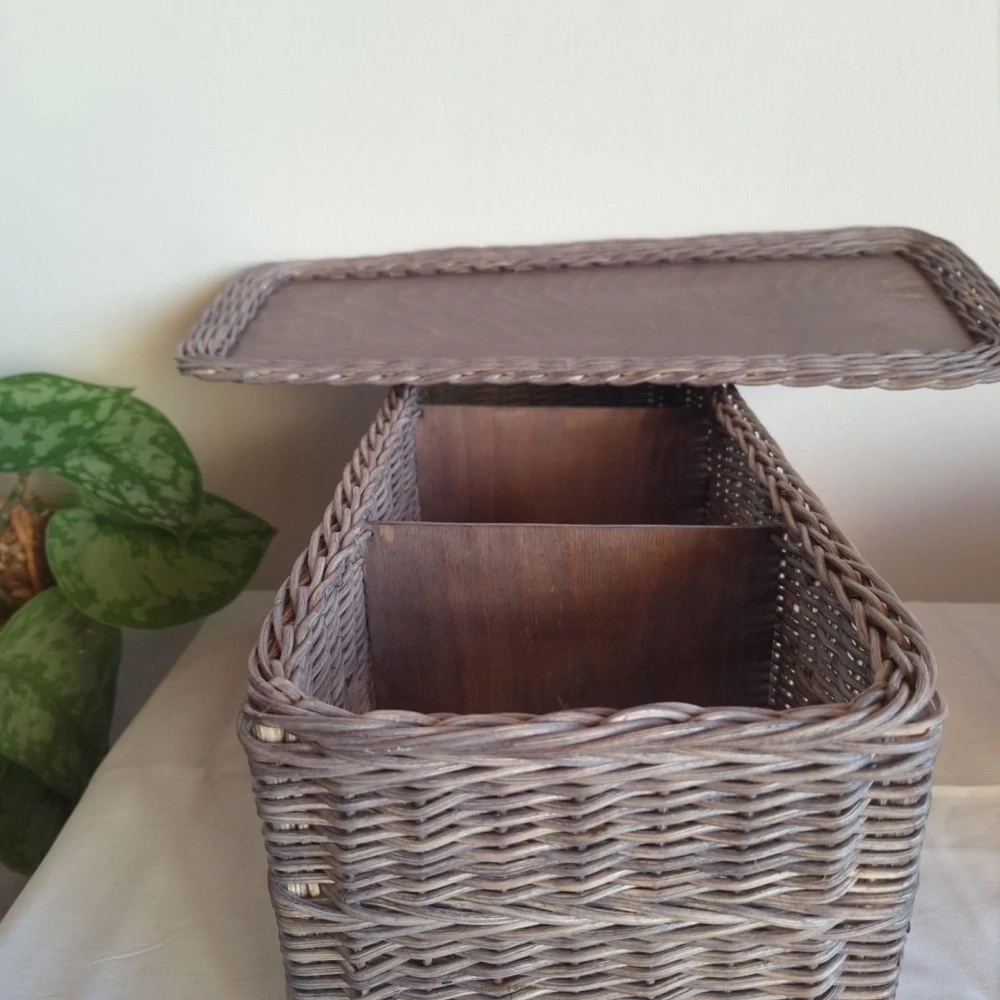 Koš s přihrádkami a víkem