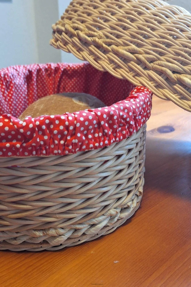 Chlebník s puntíky 